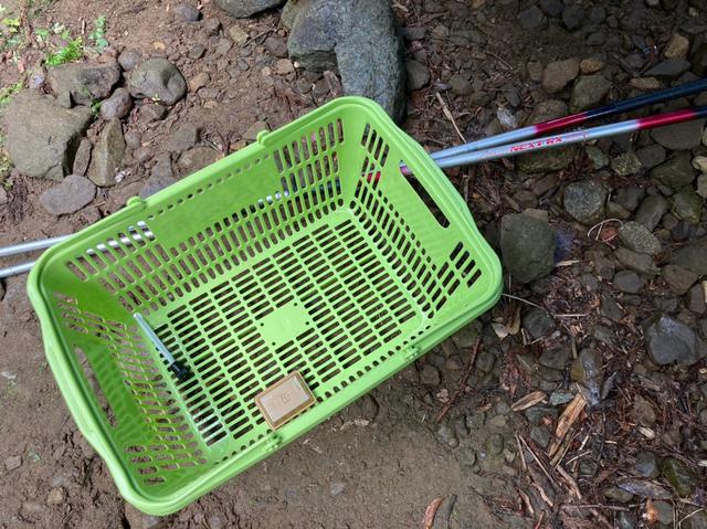 画像: 釣り竿2本と簡易生け簀用のカゴをレンタル (筆者撮影)