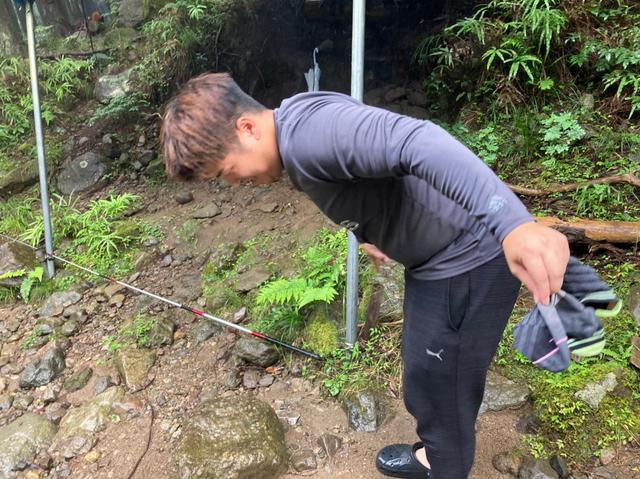 画像: 突如 足に痛みを感じたイタガキ (筆者撮影)