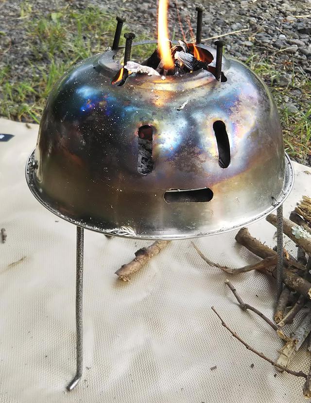 画像: 自作焚き火台と焚き火シート (筆者撮影)