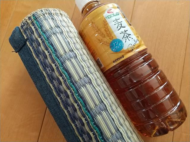 画像: 筆者撮影 600mlペットボトルの径よりひと回り大きいくらいの太さにまとまります。