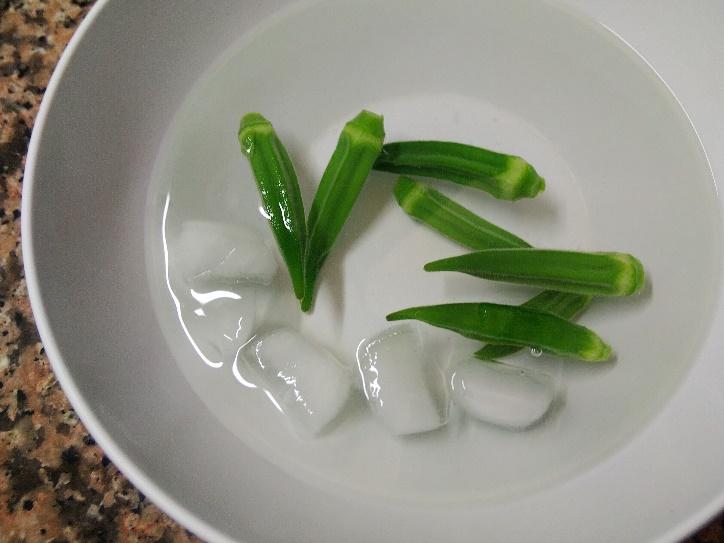 画像: 手順2.茹で上がったオクラを氷水に浸す (筆者撮影)