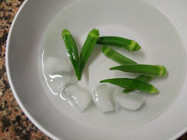 画像: 手順2.茹で上がったオクラを氷水に浸す (筆者撮影)