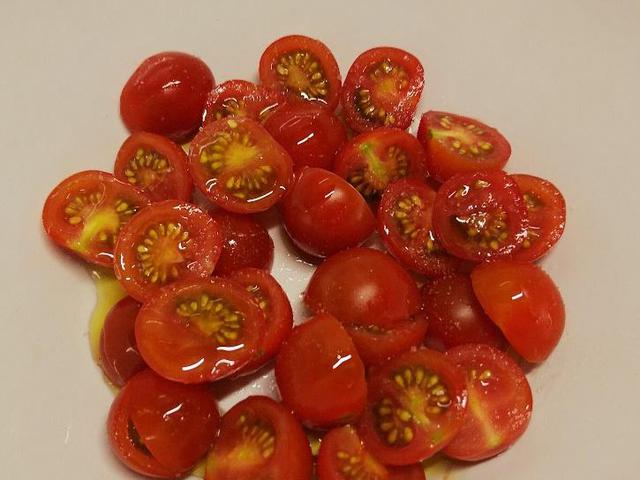 画像: 手順4.ミニトマトに塩を振りオリーブオイルをかける (筆者撮影)