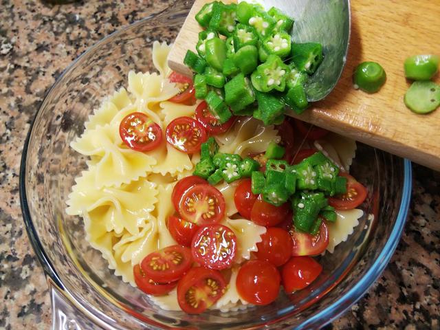 画像: 手順6.パスタにオクラとミニトマトを和える (筆者撮影)