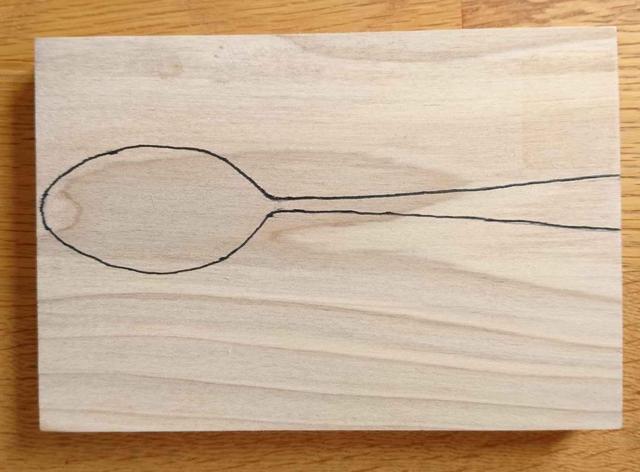 画像: 木目に沿って作りたいスプーンの形をけがく (筆者撮影)