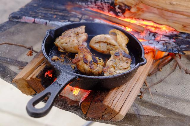 画像: シーズニングを繰り返し最高の相棒になったスキレットで最高のキャンプ料理を楽しもう!