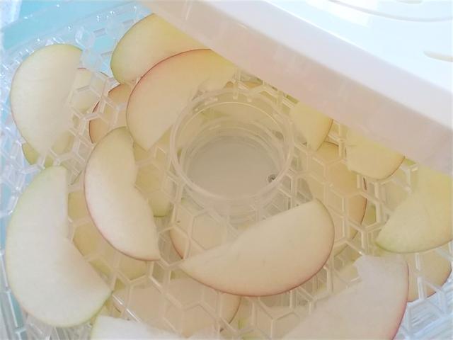 画像: 筆者撮影(トレイに並べたリンゴ)