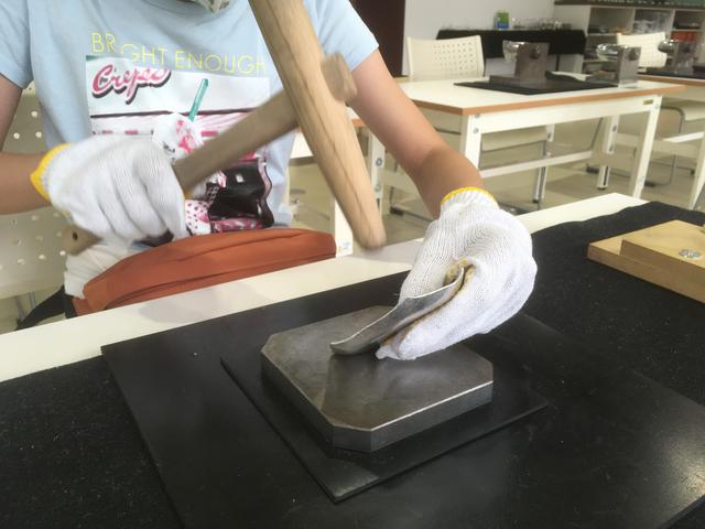 画像: 錫の小皿作りを体験 (筆者撮影)