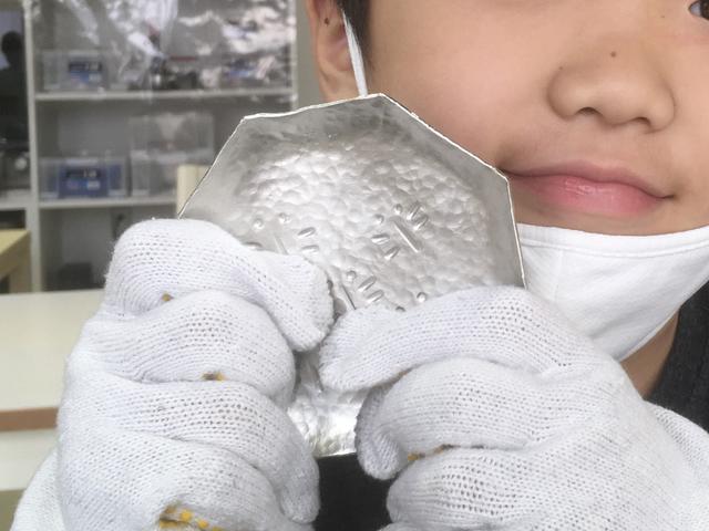 画像: 小皿にトンボ模様を付けた様子 (筆者撮影)