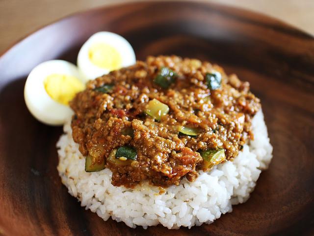 画像: 【簡単トマト缶レシピ①】夏野菜のキーマカレー 仕込んでおいたタネにカレールーを混ぜるだけで完成!