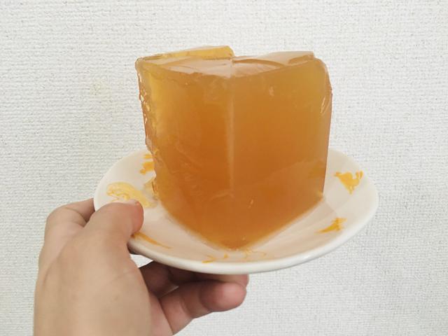 画像: 筆者撮影 紙パックジュースを使って作るゼリーは四角になります