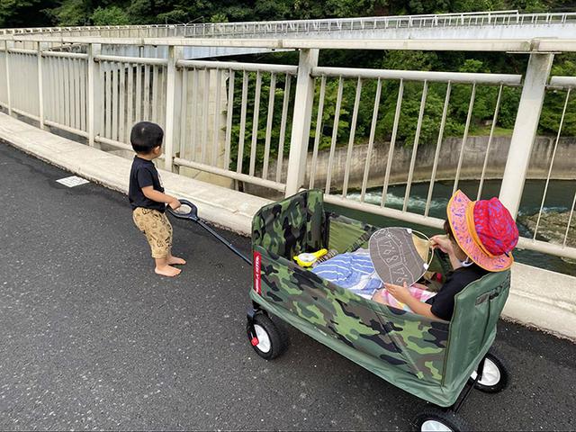 画像: 円形展望橋まではキャリーワゴンに2人とも乗り、橋上では息子が引っ張ってくれました (筆者撮影)