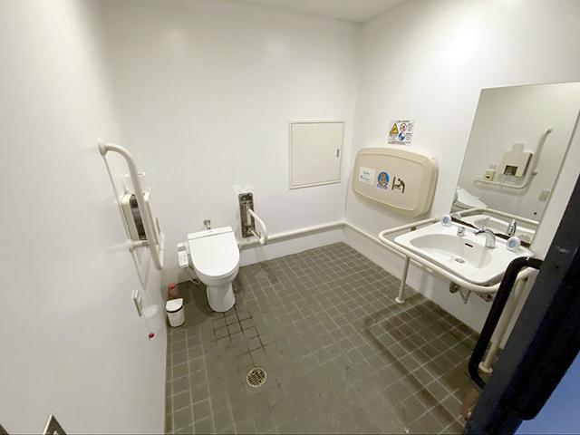 画像: キャンプエリア専用のだれでもトイレ 広い! (筆者撮影)