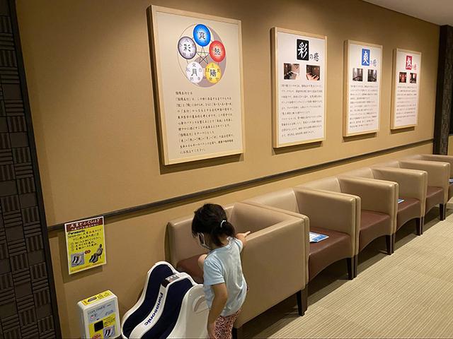 画像: 休憩ポイント3.足だけのマッサージなら子供を抱っこしながらでもできる (筆者撮影)