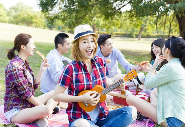 画像: 楽器初心者にオススメのウクレレ!簡単にすぐ弾ける!持ち運びにも便利でアウトドアとの相性も抜群!