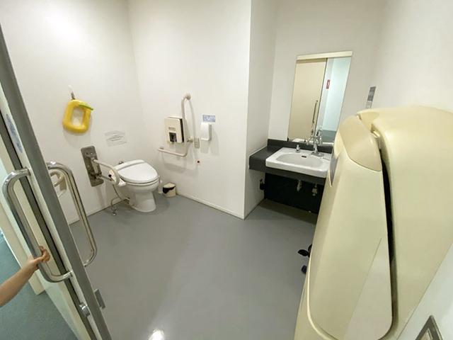 画像: 筆者撮影 館内のだれでもトイレ