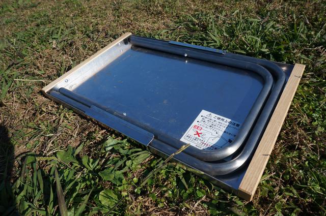 画像: 筆者撮影「脚部分を天板にスッポリ収納できます」