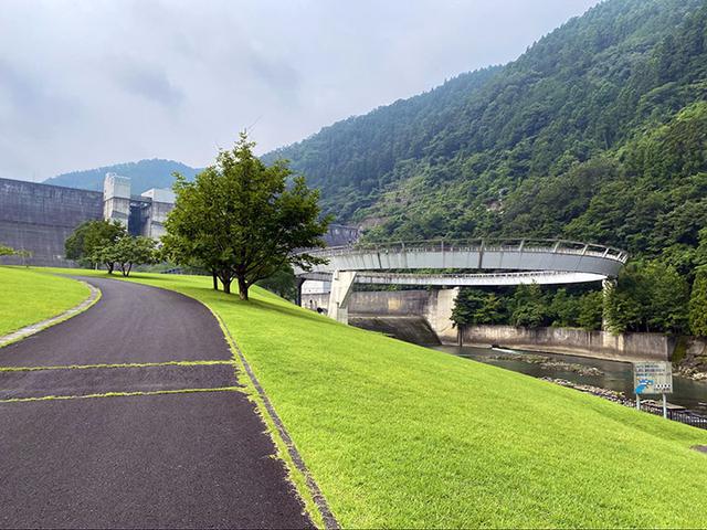 画像: 日吉ダムと円形展望橋 (筆者撮影)