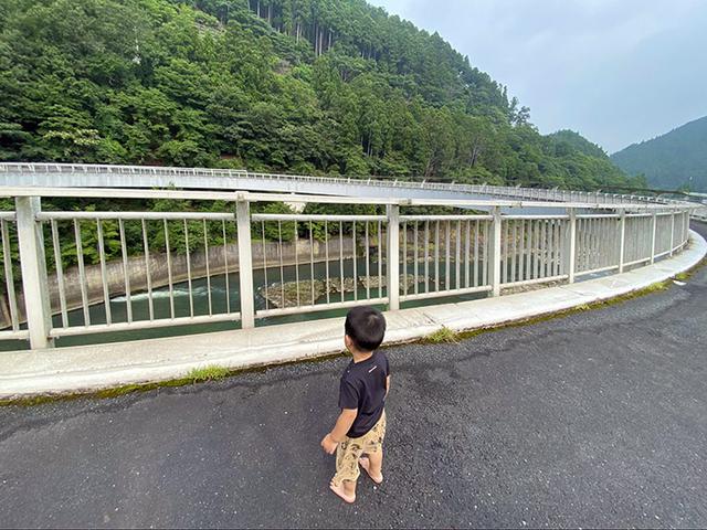 画像: 円形展望橋からの眺めに圧倒される息子 (筆者撮影)