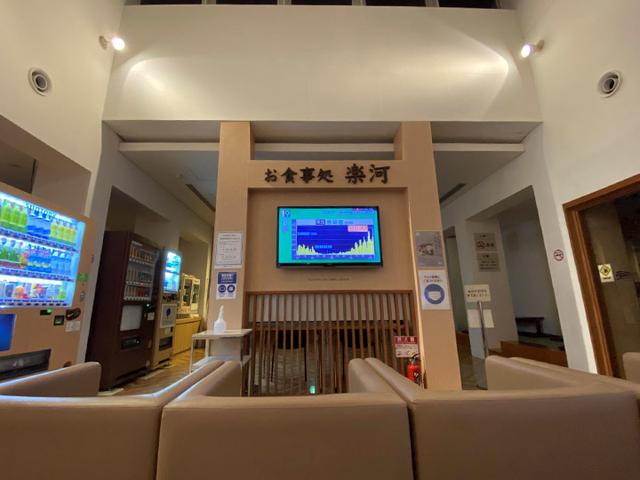 画像: 休憩ポイント2.牛乳・アルコールの自動販売機もありました (筆者撮影)