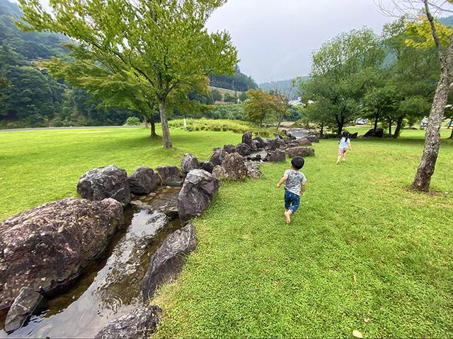 画像: キャンプサイトと日吉ダム公園の間に流れる小川 (筆者撮影)