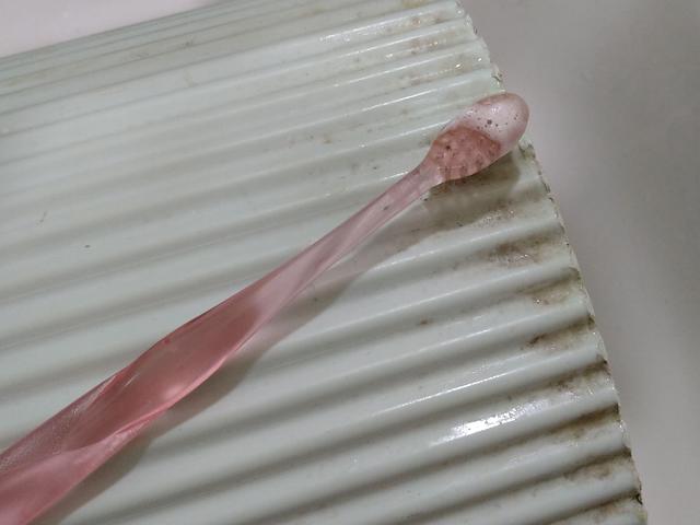 画像: 筆者撮影「カビやすい窪みの掃除は古歯ブラシが便利」