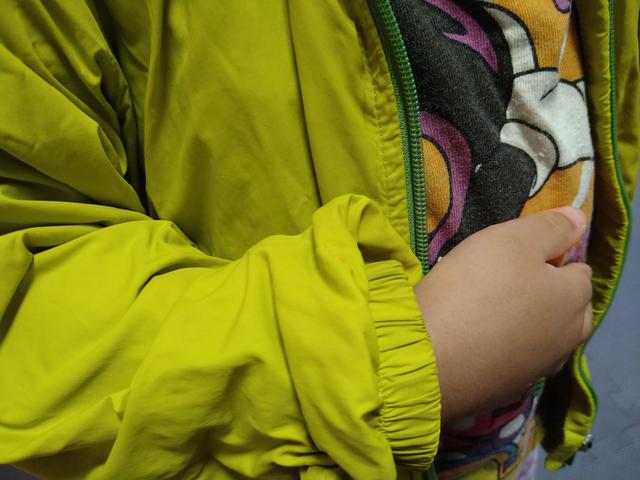 画像: 筆者撮影「子供用は袖口がゴムになっています」