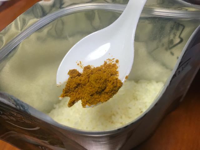 画像: (筆者撮影:カレー粉を加える)