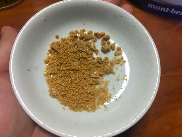 画像: (筆者撮影:コンソメキューブを半分にして細かくしたもの)