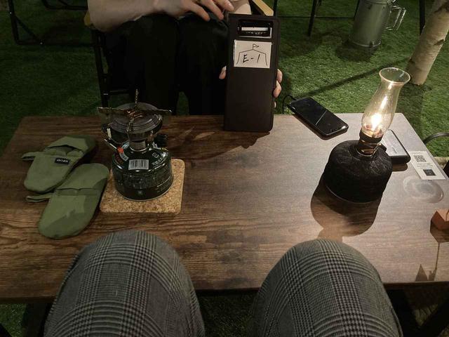 画像: 案内された席/テーブルにはランタンとバーナーも (筆者撮影)