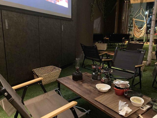 画像: 店内・オフィス街なのに異質な空間 (筆者撮影)