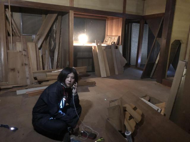 画像: 筆者撮影 自宅に電気が通る前。夜はランタンの明かりで作業するも終わりが見えず途方に暮れる。