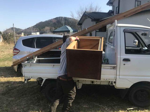 画像: 筆者撮影 不要な家具を引き取ってくれる地元の方