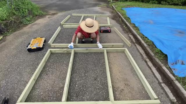 画像: 【タケト家の秘密基地作り#25】より ボンざわーるどさんの格好が、どこかの海賊さんみたいです(笑)