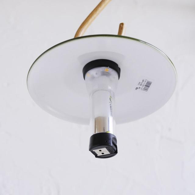 画像: ライト下部にはUSBコネクタが付属しているので、そのまま充電できます。 shop.malaika.jp
