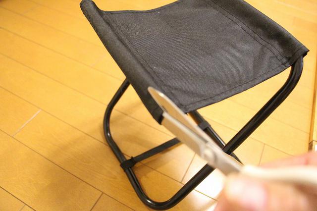 画像: 筆者撮影 レジャーイスの座面をカットします
