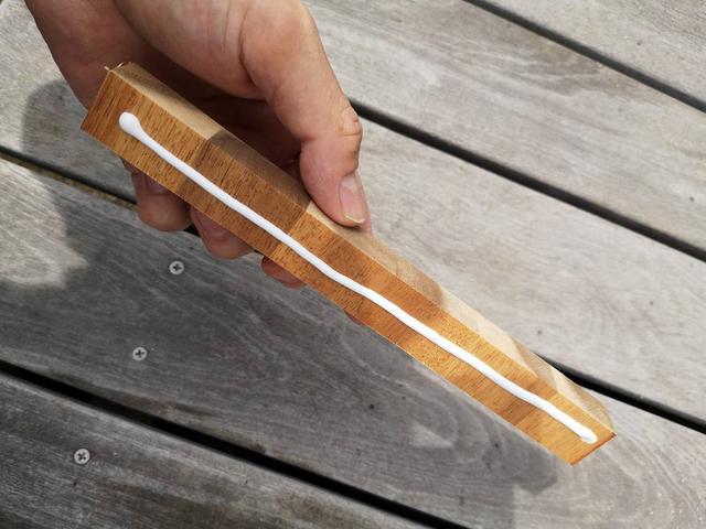 画像: 筆者撮影 ボンドをつけた様子