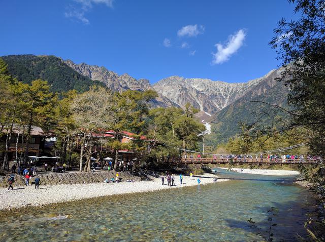 画像: 山々をバックに大勢の人でにぎわう河童橋 (筆者撮影)