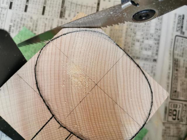 画像: 次にカップの脇を切断していきます (筆者撮影)