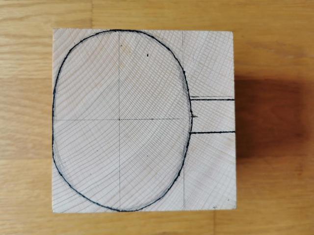画像: ククサの輪郭(上から見た図)を描きます (筆者撮影)