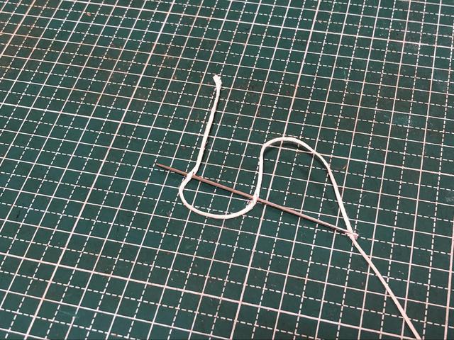 画像: 針穴に糸を通す・糸に針を2箇所貫通させるのがポイント (筆者撮影)