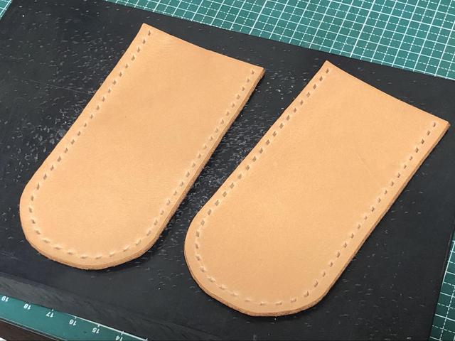 画像: 2枚重ねして穴を開けた様子 (筆者撮影)