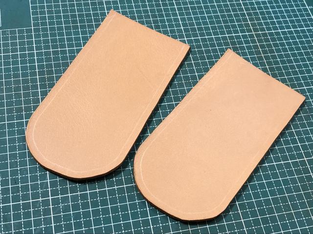 画像: 穴開けのためのガイドラインを引いた様子 (筆者撮影)