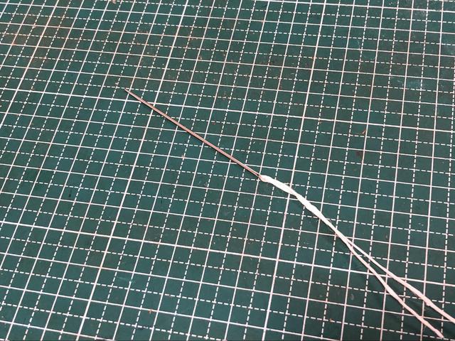 画像: 長い方の糸を1つ目の輪がなくなるまで強めに引っ張る・短い方の糸を長い方の糸に近づけるように引っ張る (筆者撮影)