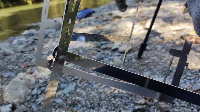 画像: 手順3.フレームの前後にある接続部を組み合わせます (筆者撮影)