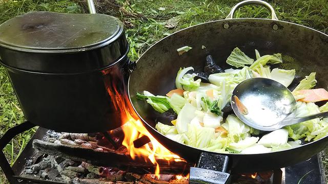 画像: 五徳がダブル(2つ)なので同時調理が可能 (筆者撮影)