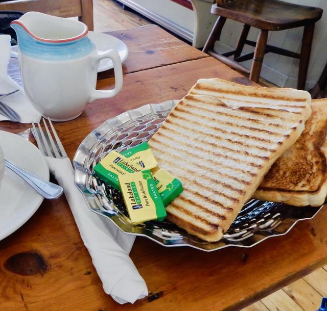 画像: 筆者撮影 アイルランドのカフェのうす〜いトースト