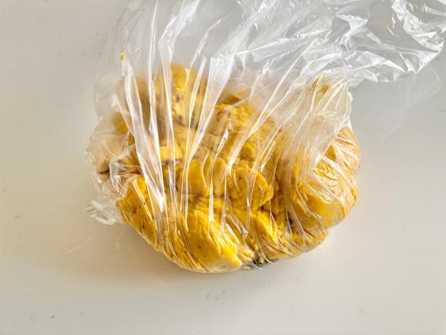 画像: 出来上がったかぼちゃフィリングはアイラップに (筆者撮影)