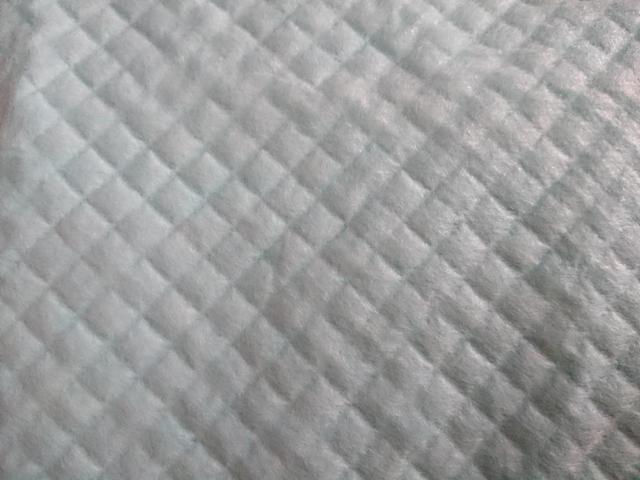 画像: (筆者撮影)ペットシーツの表面をアップで撮影してみました