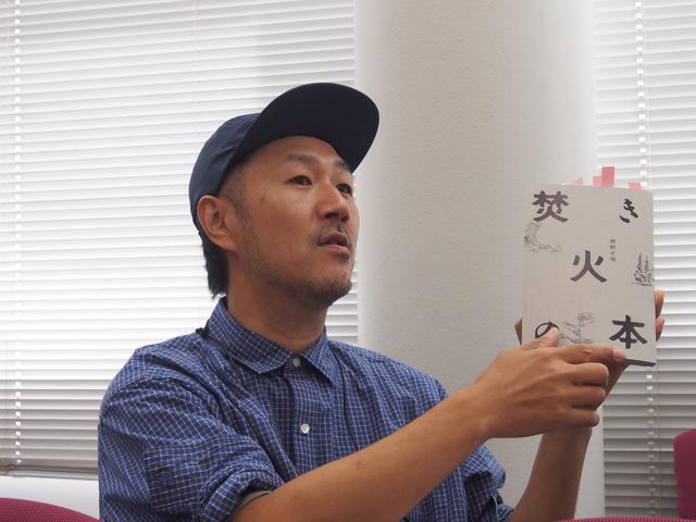 画像: 編集部撮影 他の出版社から出た本なのに、べた褒めする槻編集長
